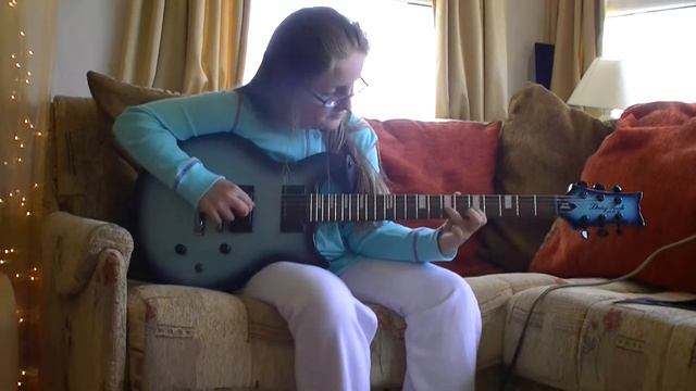 Amy Bannister practising the pentatonic scale on her Daisy Rock смотреть онлайн