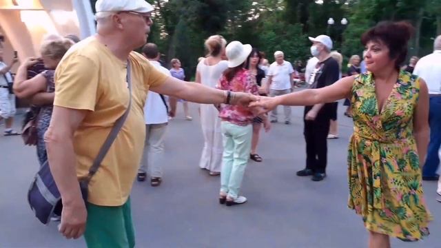 И СКУЧАЮ, И ТОСКУЮ! ТАНЦЫ В ПАРКЕ ГОРЬКОГО ХАРЬКОВ СЧАСТЛИВЫЕ МОМЕНТЫ смотреть онлайн