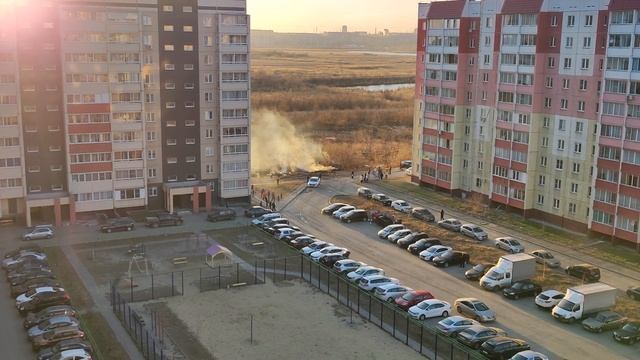 Зальцмана 44. Челябинск. Горит трава за домом.