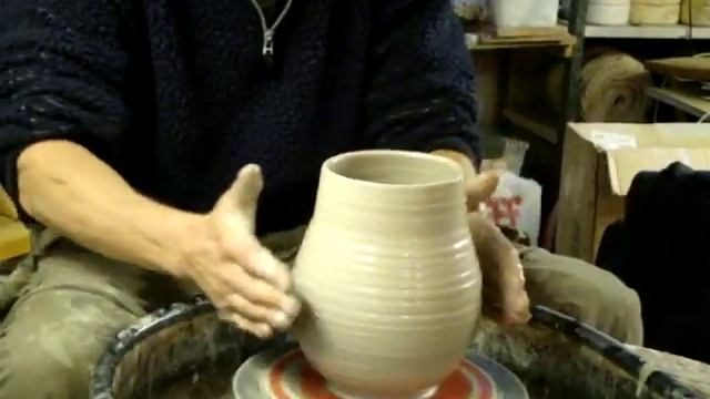 Trying to throw make a perfect clay pottery sphere / ball vase on the wheel смотреть онлайн