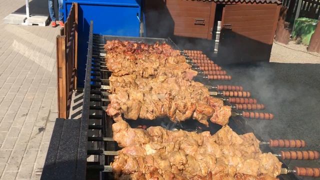 Свиной шашлык на мангале смотреть онлайн