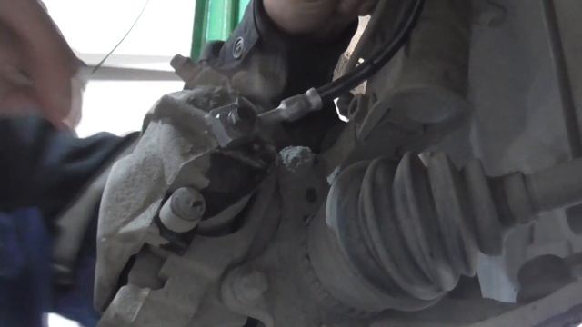 Меняем передний тормозной шланг Опель Мерива