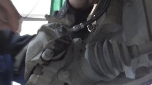 Меняем передний тормозной шланг Опель Мерива