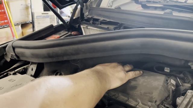 Mercedes Benz GL450 oil change, filters replacement. смотреть онлайн