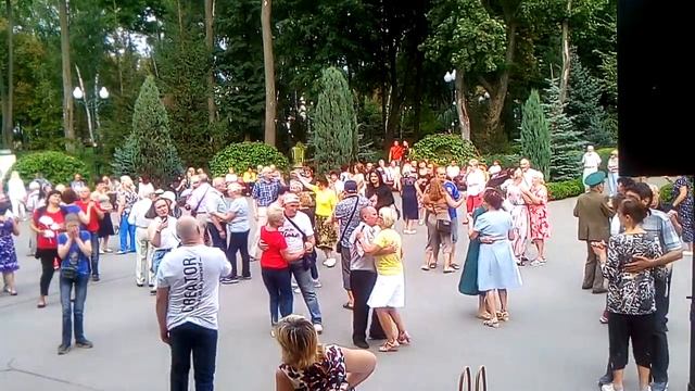 62. Ретро танцы / retro dancing /. *Мама жизнь подарила*. Дискотека / disco / в парке Харькова. смотреть онлайн