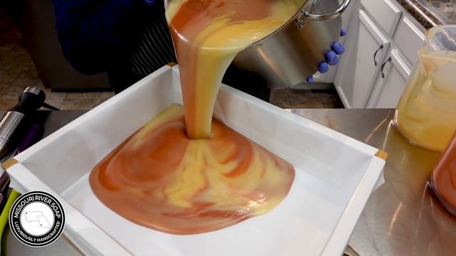 The Beesiest of Knees Soapmaking | MO River Soap смотреть онлайн