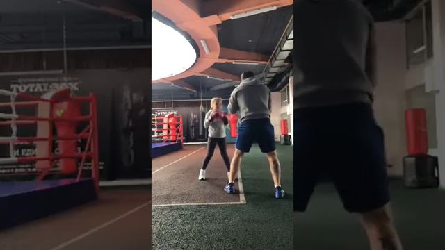 Руки работают, видят глаза! Порхай как бабочка, жаль как пчела! смотреть онлайн