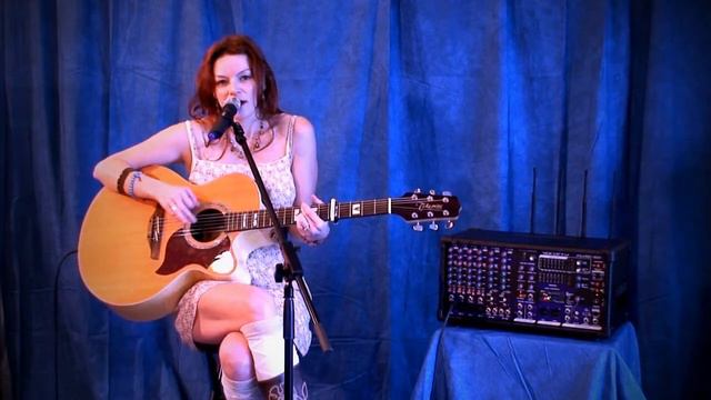 Kelly McGrath performs "Chances Are" using VocoPro's PA-PRO 900 смотреть онлайн