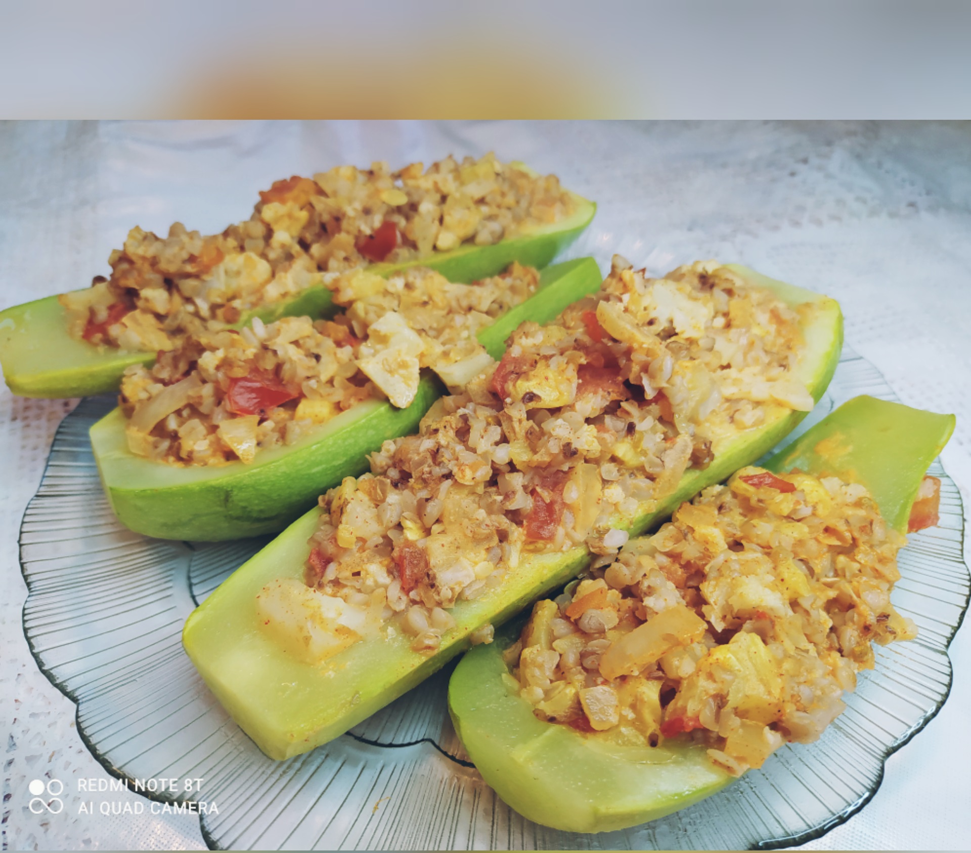 Кабачковые лодочки с овощами и гречкой.
