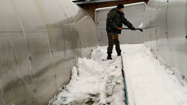 УБОРКА ПЕРВОГО СНЕГА НА ДАЧЕ смотреть онлайн
