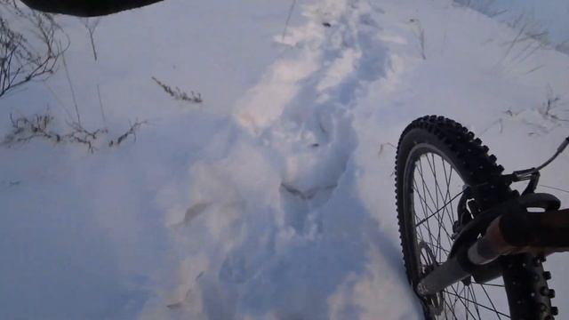 Первый день зимы. Ползаю по снежным горкам в Кемерово с велосипедом смотреть онлайн