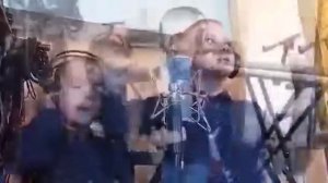 Музыка из песни «Шарманка» (песня И.Крутого и В. Пеленягрэ). Бабушке в подарок. Миша и Гоша Щербаты