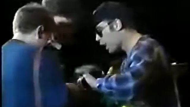 Юрий Хой на сцене принимает цветы от поклонников смотреть онлайн