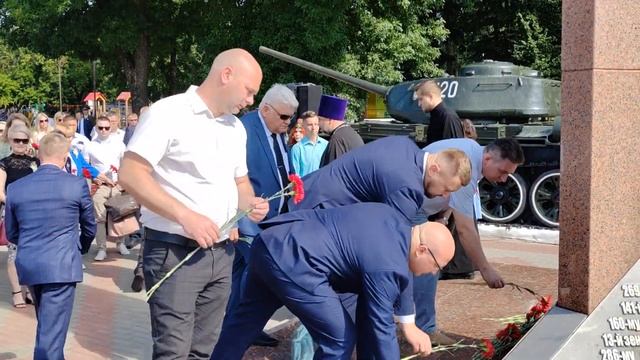 Праздничные мероприятия в Рогачеве начались с возложения цветов к памятнику освобождения. смотреть онлайн