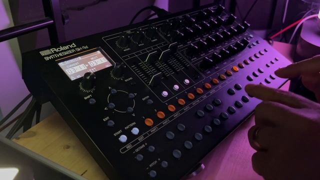 Roland SH-4d live studio - One Synth Challenge смотреть онлайн