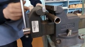 Резание металла слесарной ножовкой