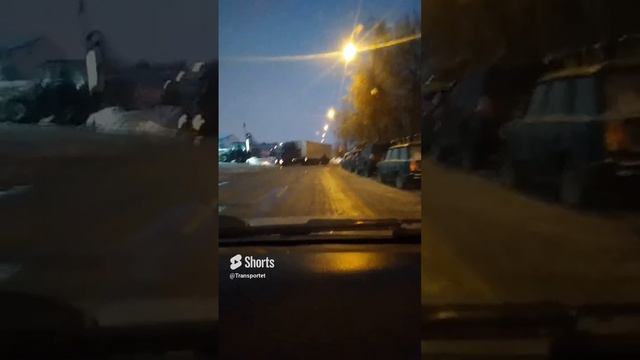 Помогает выехать дальнобойщику #shorts #большегруз смотреть онлайн