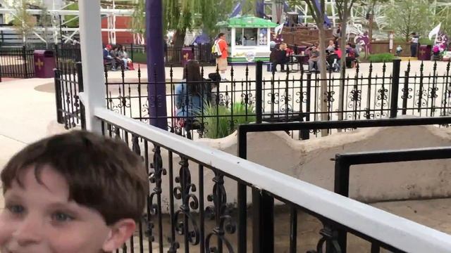 Sam and Sara vs. Six Flags! | Munchie's First Coaster! смотреть онлайн