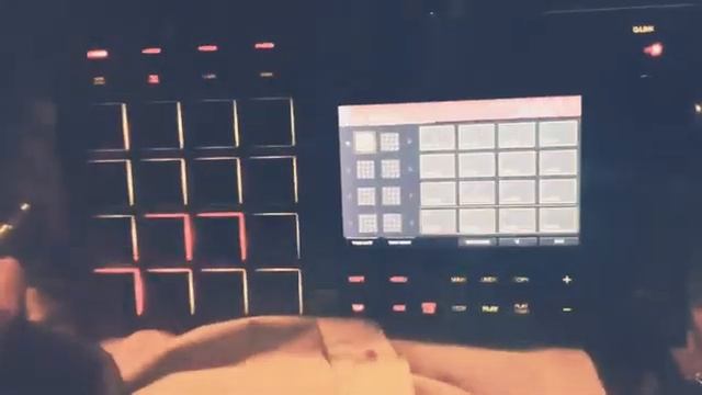 Jam Sesh on the MPC LIVE with Sound Oracle's Space Walk Loop Kit смотреть онлайн