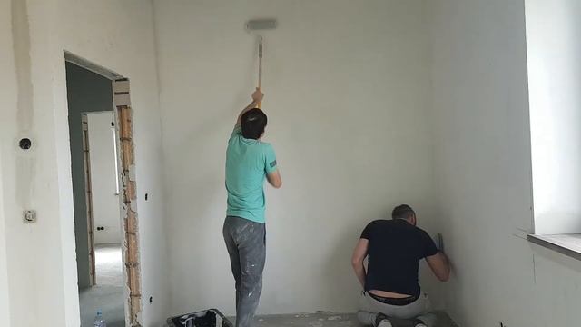 Fastest WALL PLASTERING way ? How to skim wall With trowel - roller or machine. смотреть онлайн