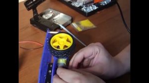 Сборка простейшего робота с дистанционным проводным управлением своими руками в домашних условиях