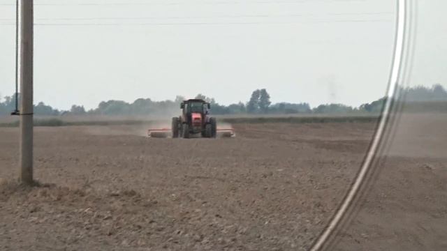 МТЗ 1222 прикатывает почву смотреть онлайн