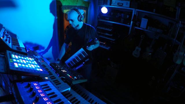 Extraterrestrial Communication (Alesis Vortex Wireless 2 - Behringer Deepmind 12) смотреть онлайн