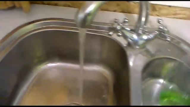 Экономия моющего средства для посуды очень просто. смотреть онлайн