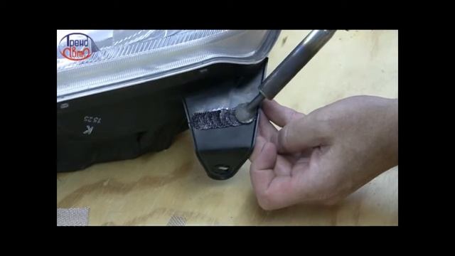 Ремонт пластикового крепления фары автомобиля смотреть онлайн