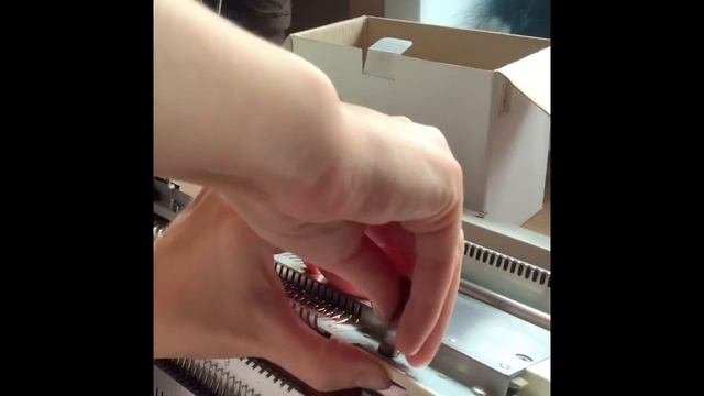 Установка второй фонтуры Silver Reed SK280/SRP60N смотреть онлайн