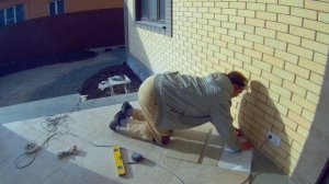 Красивая раскладка керамогранита на террасе.