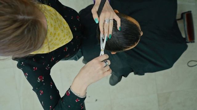 Эксперимент! Стрижем и бреем с завязанными глазами. смотреть онлайн
