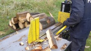 Сделан подъем чурок - гидравлически, и механический ( ножной) подъем ножа.