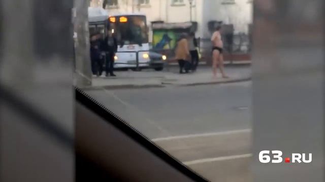 Мужчина в трусах гулял по Самаре смотреть онлайн