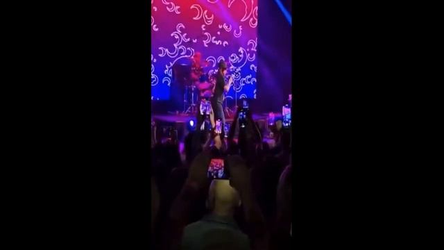 Emanuel Noir cumplió el sueño de Valentino y lo invitó a cantar arriba del escenario смотреть онлайн