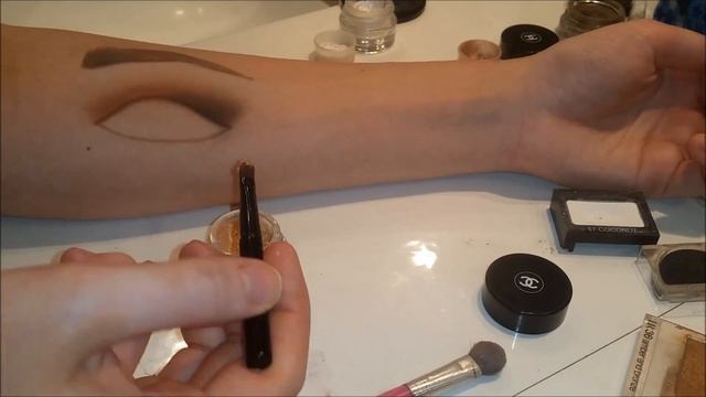How To Draw Eye Makeup On Your Arm!! смотреть онлайн