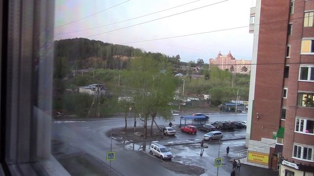 Один только я на самоизоляции? Народ ходит туда-сюда, машины ездят как по главным проспектам... 800 смотреть онлайн