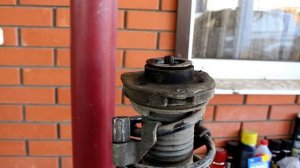 Volkswagen Tiguan Фольксваген Тигуан 2009 год Замена подшипника опоры передней стойки