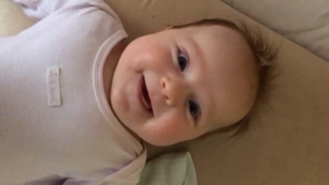 Малышка смеётся над словом "мёд" смотреть онлайн