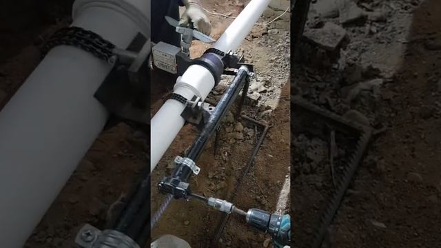 Паяем трубу полипропилен диаметром 90 на самодельном стягивающим оборудовании. смотреть онлайн