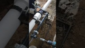 Паяем трубу полипропилен диаметром 90 на самодельном стягивающим оборудовании.