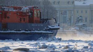 Как нож по маслу: ледокол «Невская застава» разрезает замерзшую Неву
