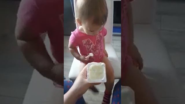 Наша девочка сама ест ложкой 🤩 смотреть онлайн