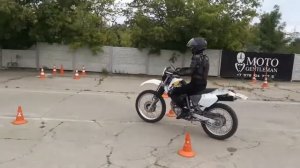 Упражнение восьмерка на мотоцикле