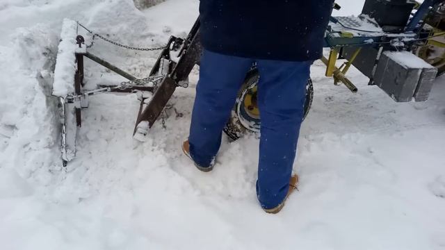 Самодельный трактор из мотоблока с передним адаптером. Уборка снега. (Лопата для снега) Часть 2. смотреть онлайн