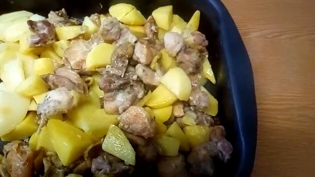 Картофель с курицей приготовленные в духовом шкафу. смотреть онлайн