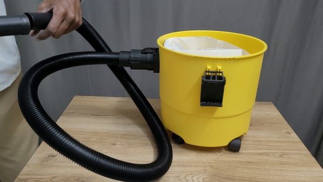 Karcher WD1 Classic Wet & Dry - Multi Purpose Vacuum Cleaner смотреть онлайн