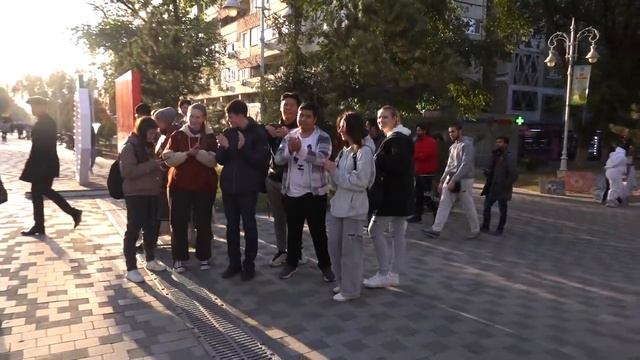 ГИТАРИСТ в КАЗАХСТАНЕ _ РЕАКЦИЯ ЛЮДЕЙ на РУССКИЕ ПЕСНИ @Хижина Музыканта.mp4 смотреть онлайн