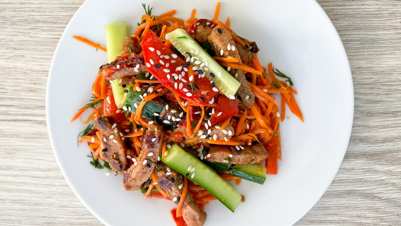 Взял морковку по корейски и приготовил вкуснейший салат!