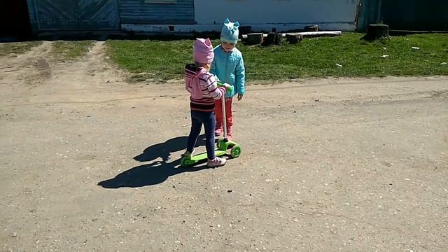 ЛИЗА ИГРАЕТ НА ПЛОЩАДКЕ У БАБУШКИ смотреть онлайн
